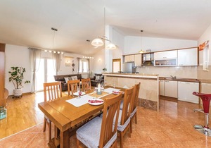 4 bedroom accommodation in Primorski Dolac
