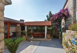 4 bedroom accommodation in Grohote