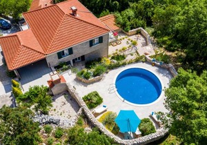 4 bedroom accommodation in Gromaca