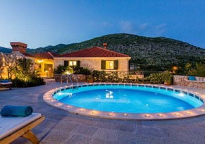 4 bedroom accommodation in Gromaca