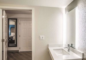 4 Pet-Friendly Units! Free Breakfast, Onsite Pool, Free Parking
