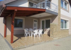 42 féröhelyes apartman