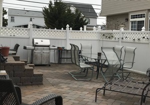 5 bedrooms in Silver Beach! 1 block to beach.