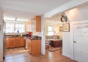 5 Min Walk to Town, Patio, Yard, AC!