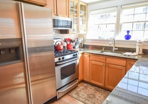 5 Min Walk to Town, Patio, Yard, AC!