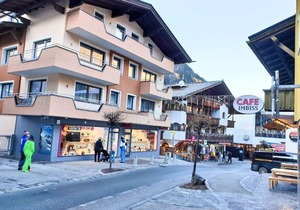 6-room apartment with balcony next to the Penkenbahn, in the pedestrian zone of Mayrhofen!