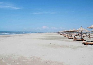 A 3-floor building with 4 bedroom near beach