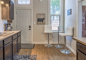 A Cozy 1 Bed/1 Bath suite Situated in the Historical Carew House in Vernon