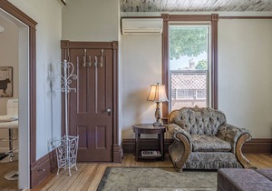 A Cozy 1 Bed/1 Bath suite Situated in the Historical Carew House in Vernon