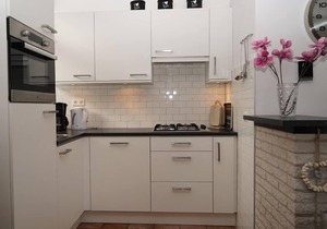 A holiday home where everyone will immediately feel at home. The homely appearance is a mix of modern design and coziness. The house is located in the front section of the popular North Sea Park, but due to its unique location, it offers a lot of pea