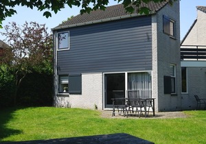 A holiday home where everyone will immediately feel at home. The homely appearance is a mix of modern design and coziness. The house is located in the front section of the popular North Sea Park, but due to its unique location, it offers a lot of pea