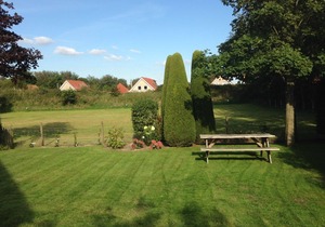 A holiday home where everyone will immediately feel at home. The homely appearance is a mix of modern design and coziness. The house is located in the front section of the popular North Sea Park, but due to its unique location, it offers a lot of pea