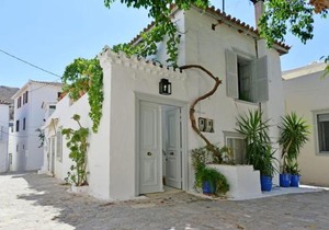 A Sea-licious Vacation - Chic & Style in Hydra