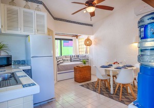 Affordable, bright studio with beach access, AC and WiFi!