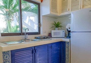 Affordable, bright studio with beach access, AC and WiFi!