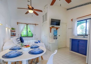 Affordable, bright studio with beach access, AC and WiFi!