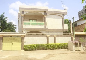 Air-conditioned 2-bedroom apartment with living room