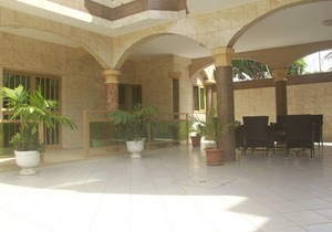 Air-conditioned 2-bedroom apartment with living room