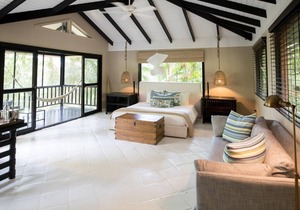 Amazing King-Bed Suite w/Screened Balcony, Walk-In Shower, WiFi, & Jungle Views