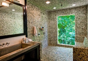 Amazing King-Bed Suite w/Screened Balcony, Walk-In Shower, WiFi, & Jungle Views
