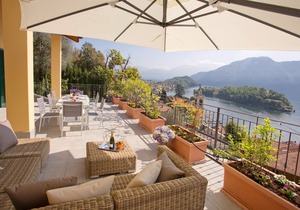 Ample space for to 10 guests, luxury interior with enviable lake views
