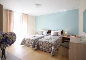 Ample space for to 10 guests, luxury interior with enviable lake views