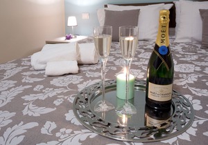 Ample space for to 10 guests, luxury interior with enviable lake views