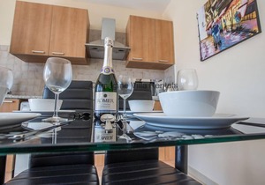 An apartment that sleeps 3 guests in 1 bedroom