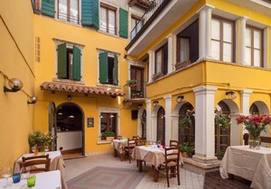 an old Locanda That is an Italian Landmark . About 200 Years old "suite 2"