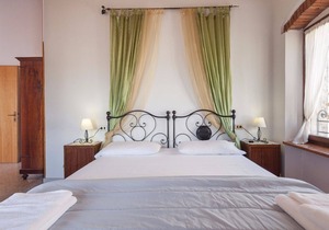 an old Locanda That is an Italian Landmark . About 200 Years old "suite 2"