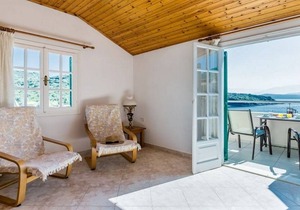 Anna: Walk to Beach, Sea Views, A/C, WiFi, Car Not Required