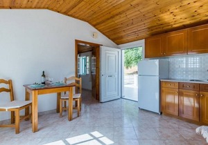 Anna: Walk to Beach, Sea Views, A/C, WiFi, Car Not Required