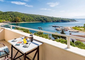 Anna: Walk to Beach, Sea Views, A/C, WiFi, Car Not Required
