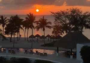 Anthonys' Escape Residencias Reef Beachfront Condo - Perfection