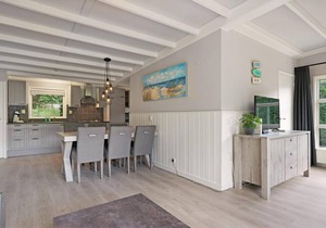 Anyone who chooses the green park 'De Prinsenhof' in Ouddorp aan Zee will love the sounds of nature, fresh smells, idyllic scabies, gravel paths and peace and quiet. In the green quiet park Prinsenhof you will find, at the back of the park, in a very