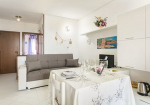 Apartment with Air Conditioning, Terrace and Sea View; Parking available