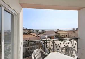 Apartment 'Cantinho da Sara IV' with Sea View, Shared Pool, Garden & A/C