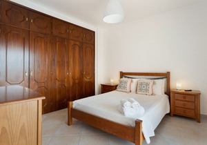 Apartment 'Cantinho da Sara V' with Sea View, Shared Pool, Garden & A/C