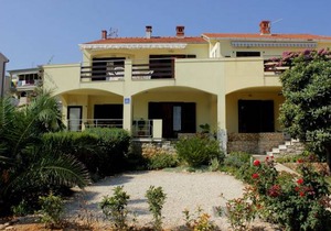 Apartment Davor - 20m from sea : A1 Mali Iz (Island Iz), Zadar riviera