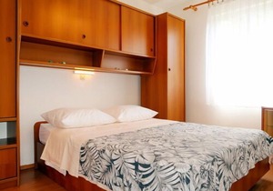 Apartment Dorka (RAB303) in Rab/Rab - 6 persons, 3 bedrooms
