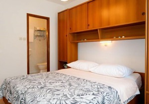 Apartment Dorka (RAB303) in Rab/Rab - 6 persons, 3 bedrooms