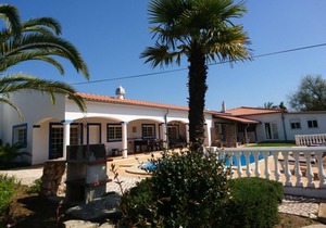 Apartment for 4 people on a large plot with private pool