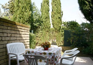 Apartment in country house with a large park and swimming pool near the sea