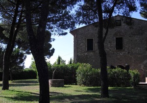 Apartment in country house with a large park and swimming pool near the sea