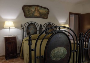Apartment in farmhouse in Tuscany with swimming pool, wifi, restaurant, garden