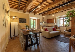 Apartment in farmhouse in Tuscany with swimming pool, wifi, restaurant, garden