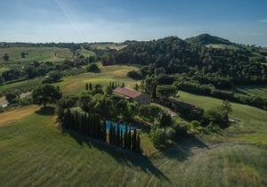 Apartment in farmhouse in Tuscany with pool, restaurant, wifi