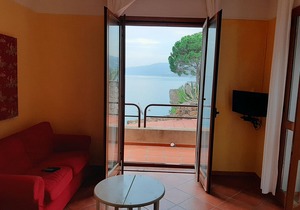 Apartment in villa overlooking the sea