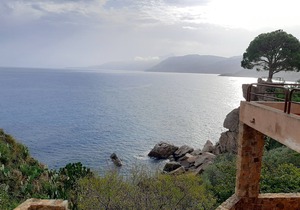 Apartment in villa overlooking the sea