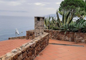 Apartment in villa overlooking the sea